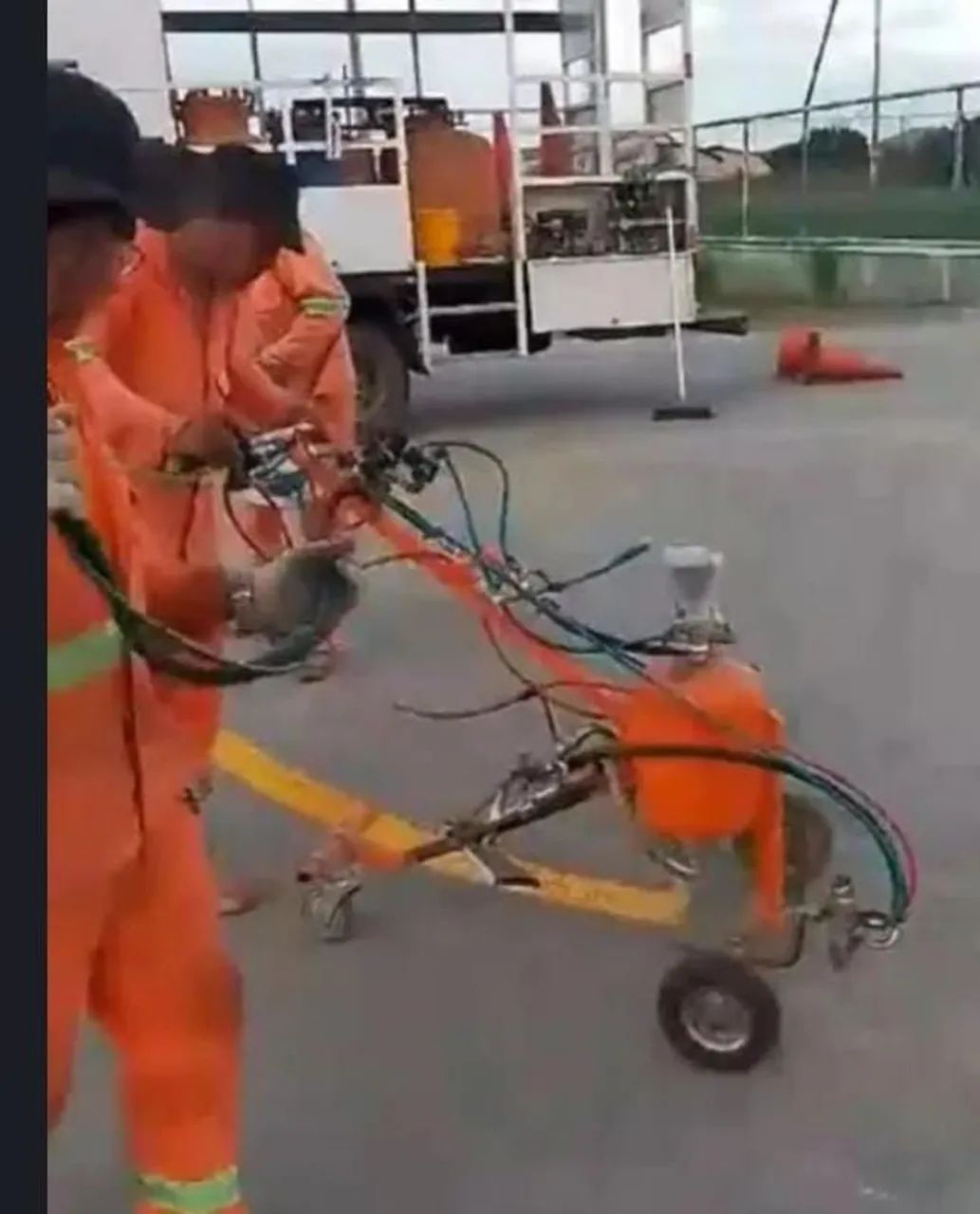Carrinho auxiliar para sinalização viária 