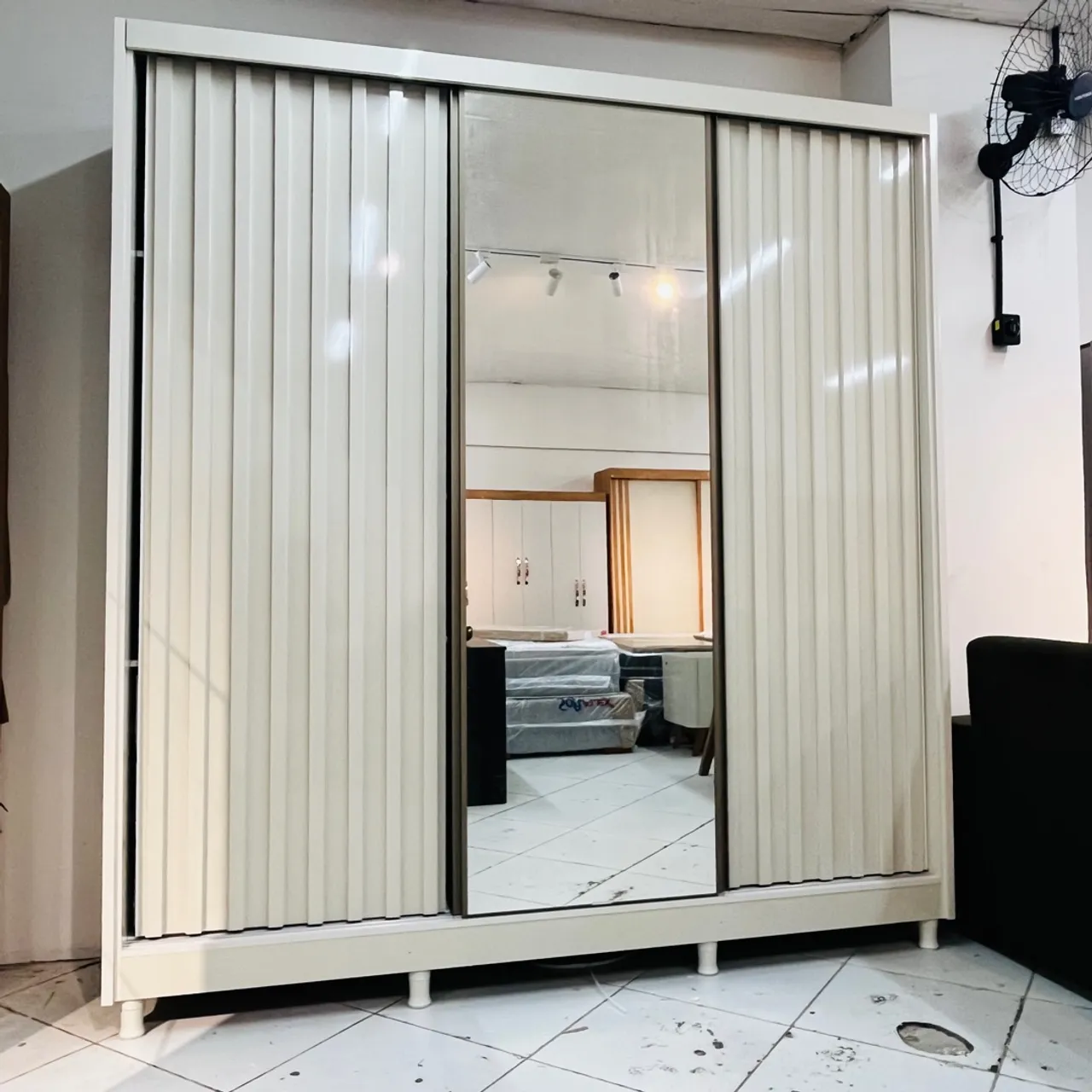 Super Roupeiro Athenas Ripado - Espaço e elegância no seu quarto!