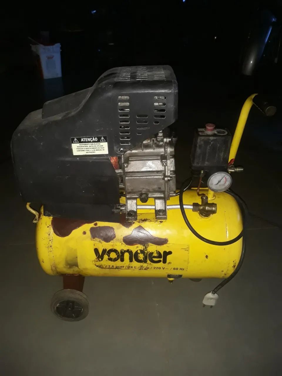 Compressor de ar da marca Vonder 24 litros  - Foto 2