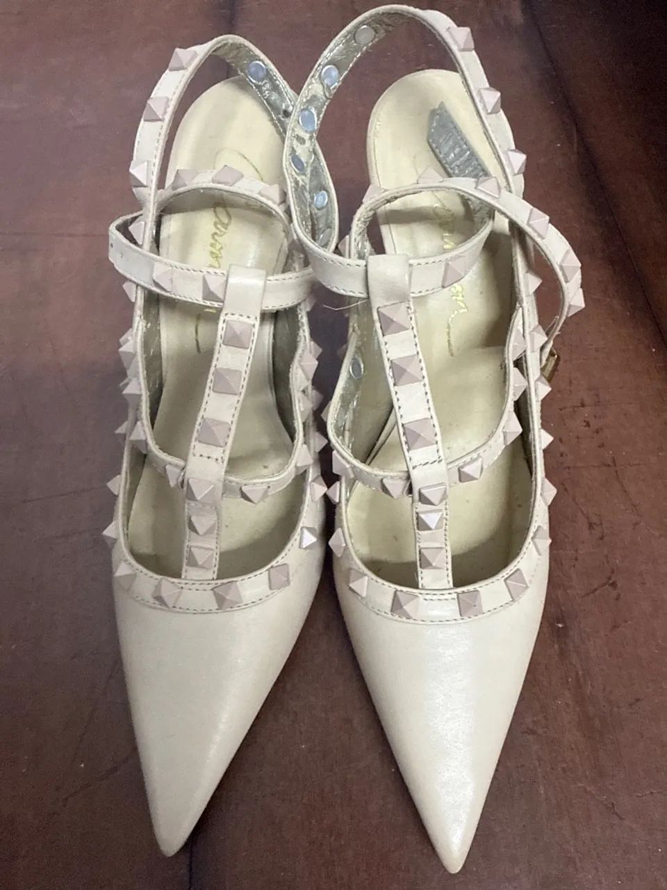 Sapatos de salto bege com tachas