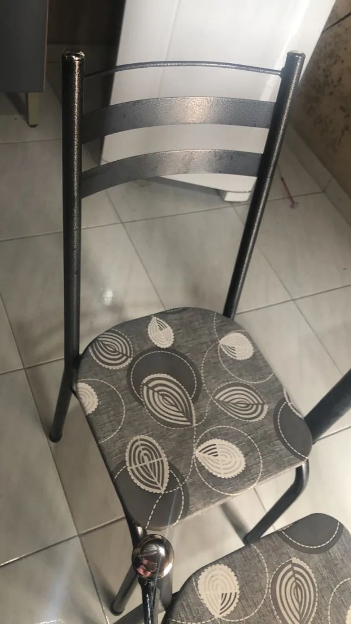 Mesa com 4 cadeiras - Semi Novos em bom estado  - Foto 4