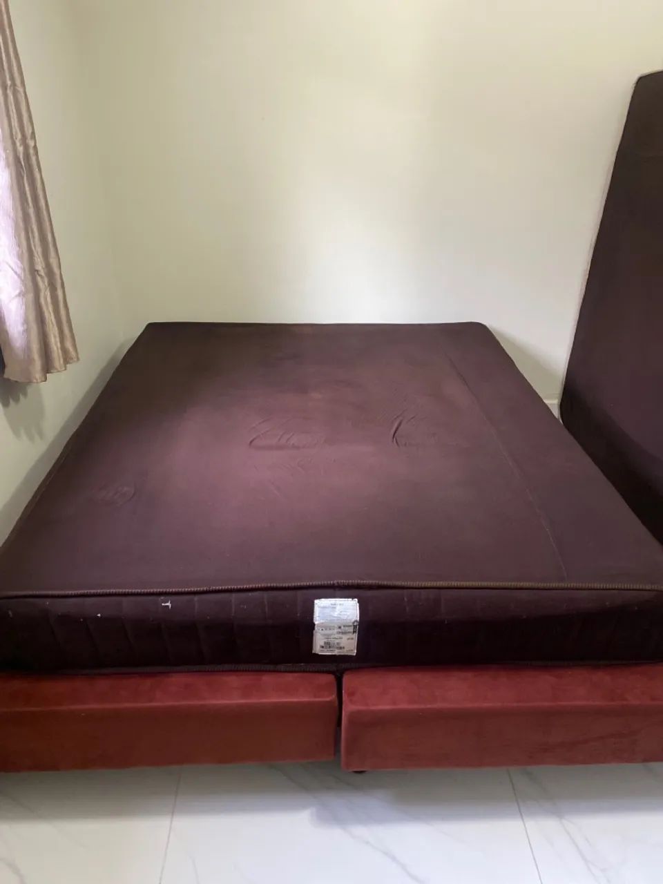 Vendo cama box queen americana com 2 colchões, - Foto 4