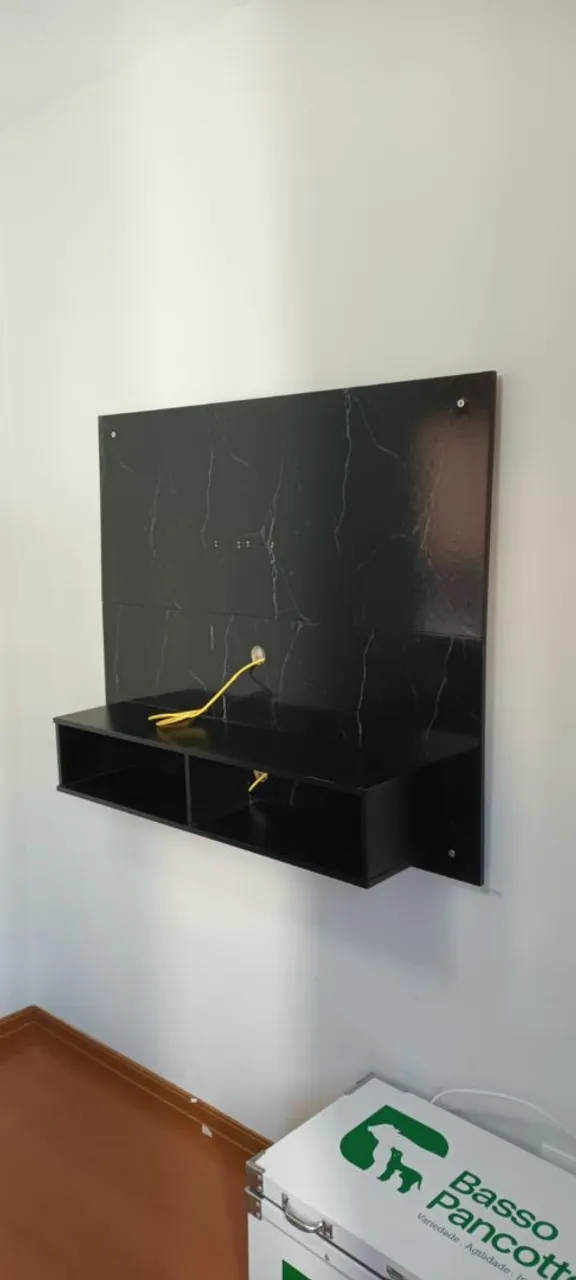 Painel para TV com prateleira em MDF preto
