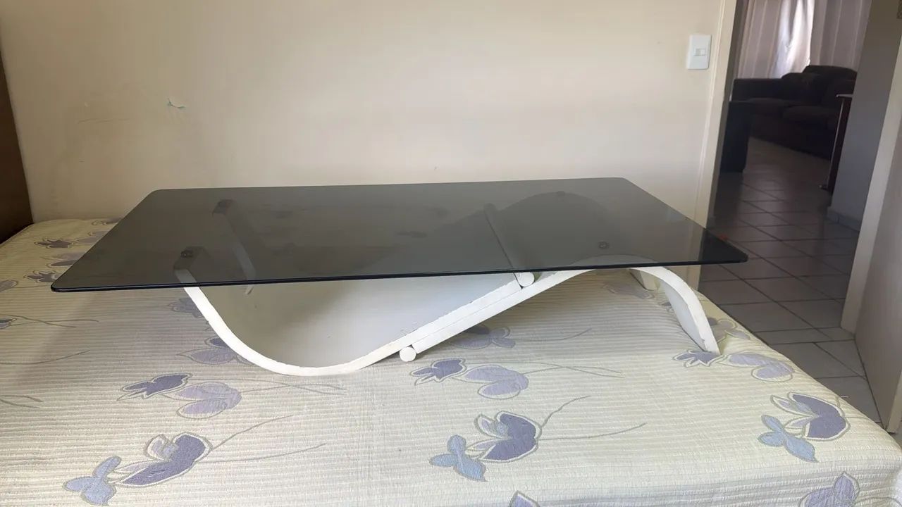 Mesa de Centro Rudnick Design Moderno Curva Base Branca e Vidro Fumê