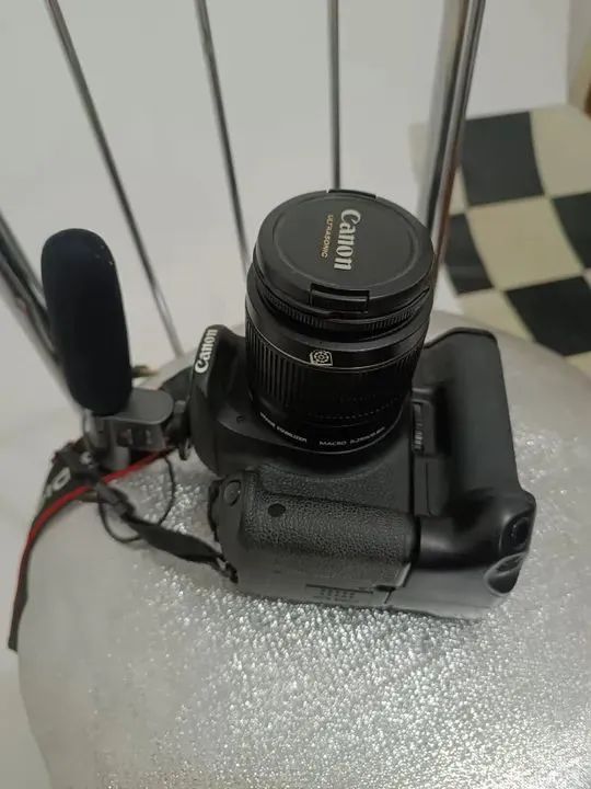 camera canon t5i com lente 18.55 e drive e microfone e um cartão de 16 gigas - Foto 2
