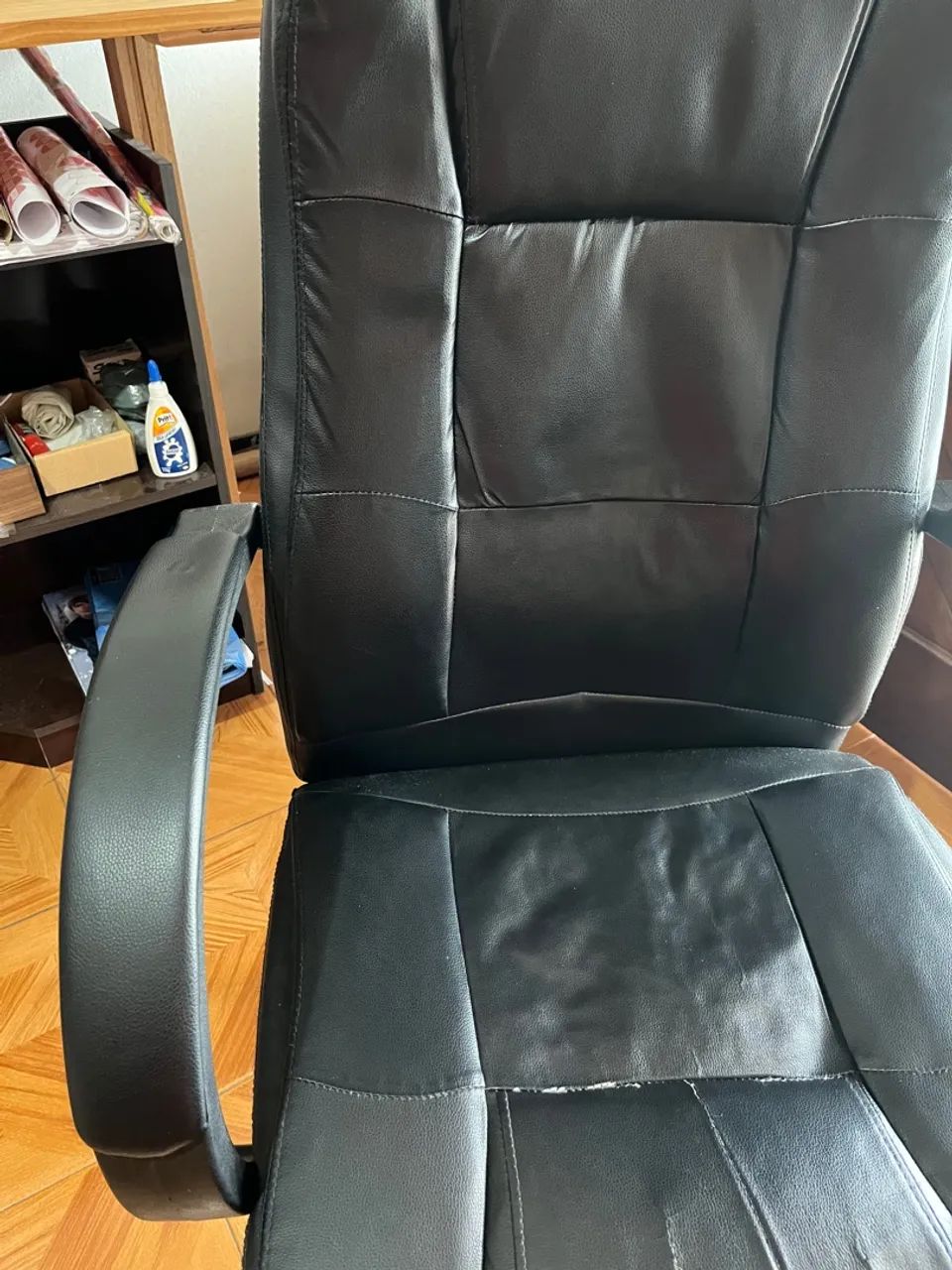 Cadeira de escritório de corino usada - Foto 4