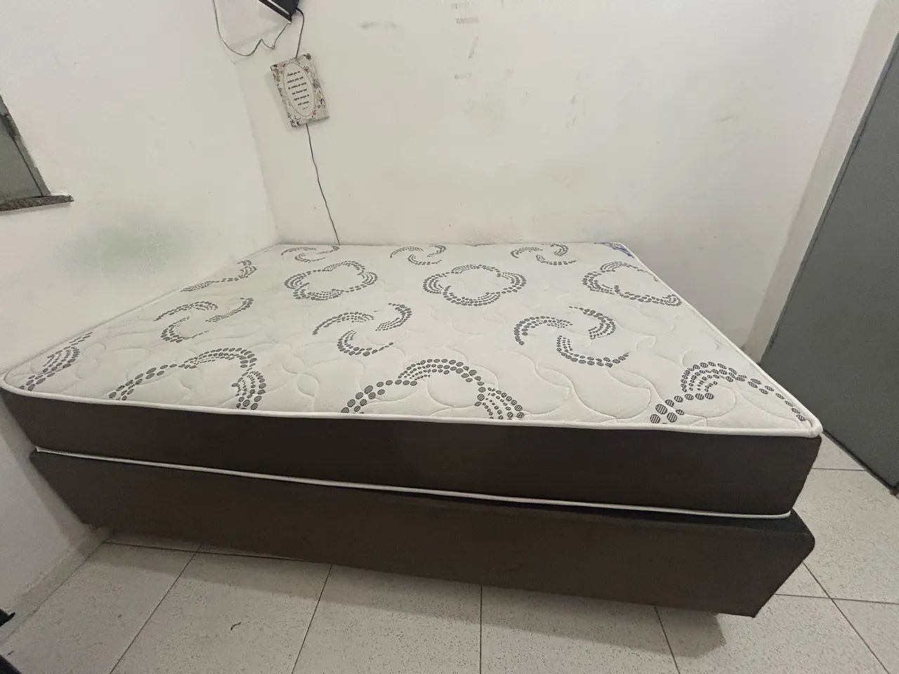 Cama de casal seminova 