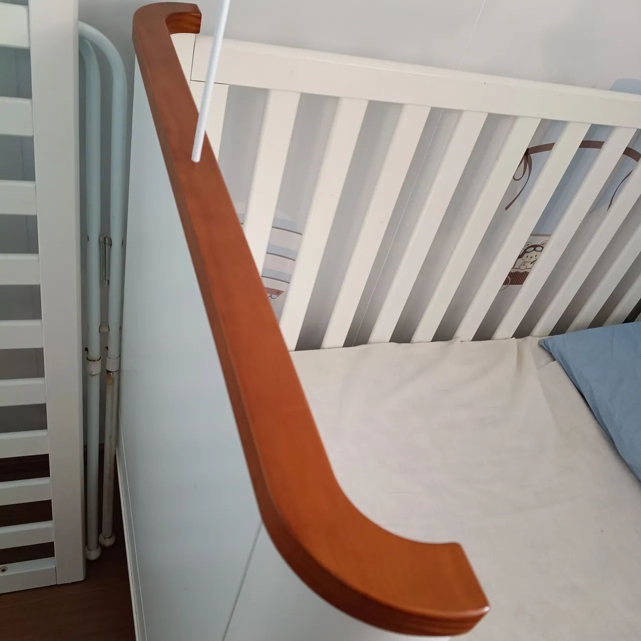 Berço em MDF que vira cama infantil  está completo.  - Foto 2