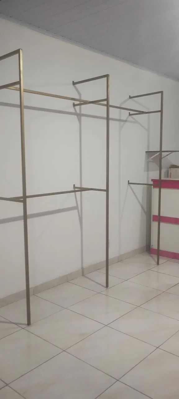Vendo prateleira de metalon  e manequins  - Foto 2