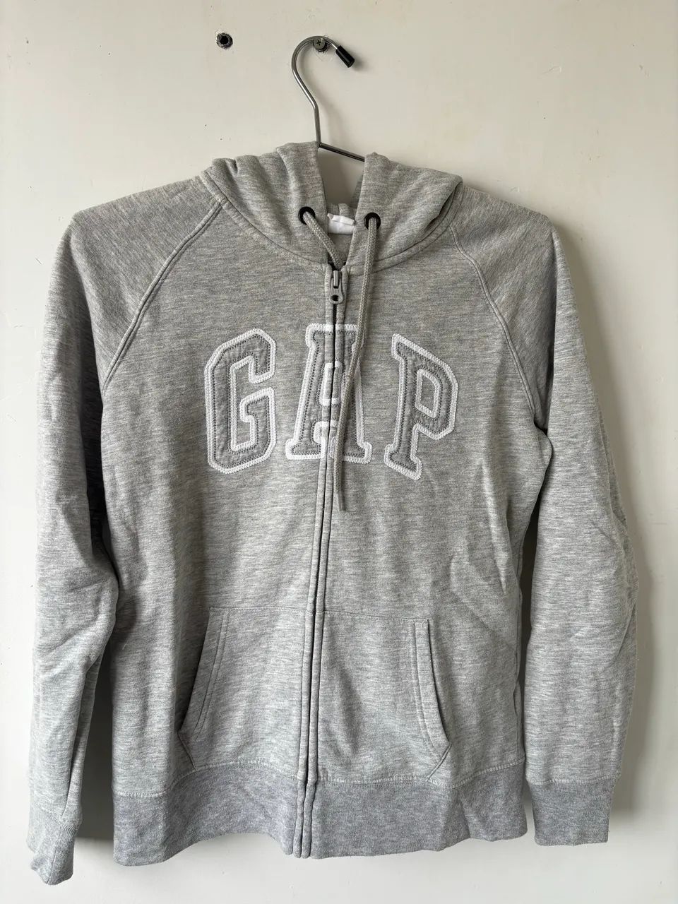 Moletom GAP com logo cinza, zíper e touca 