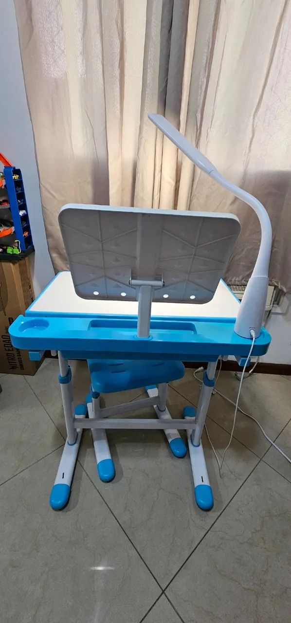Mesa cadeira infantil escolar, com porta tablet e luminária  - Foto 3