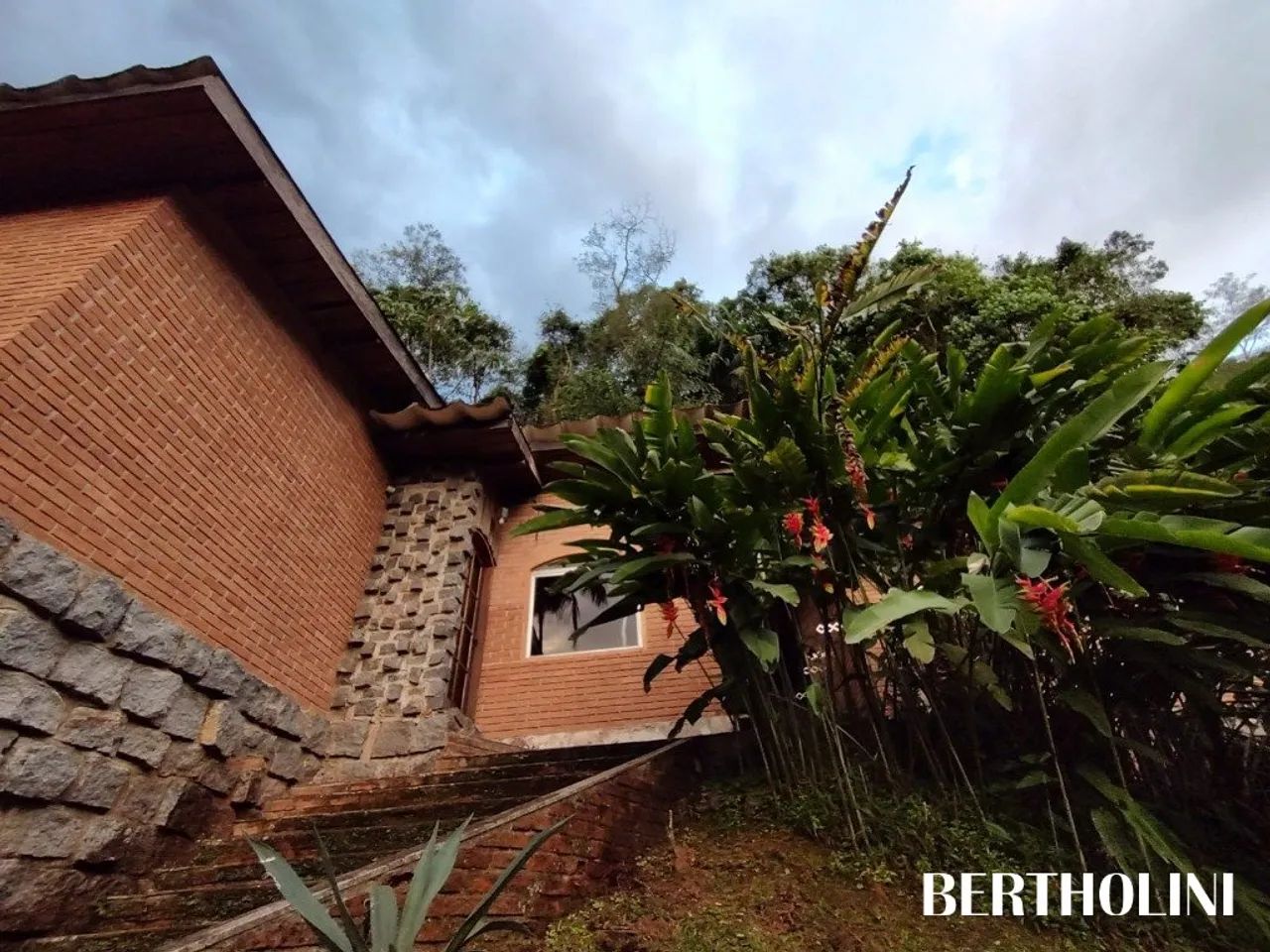 Casa com 7 quartos, a apenas 1,5 km do Centro e próximo das cachoeiras. - Foto 2