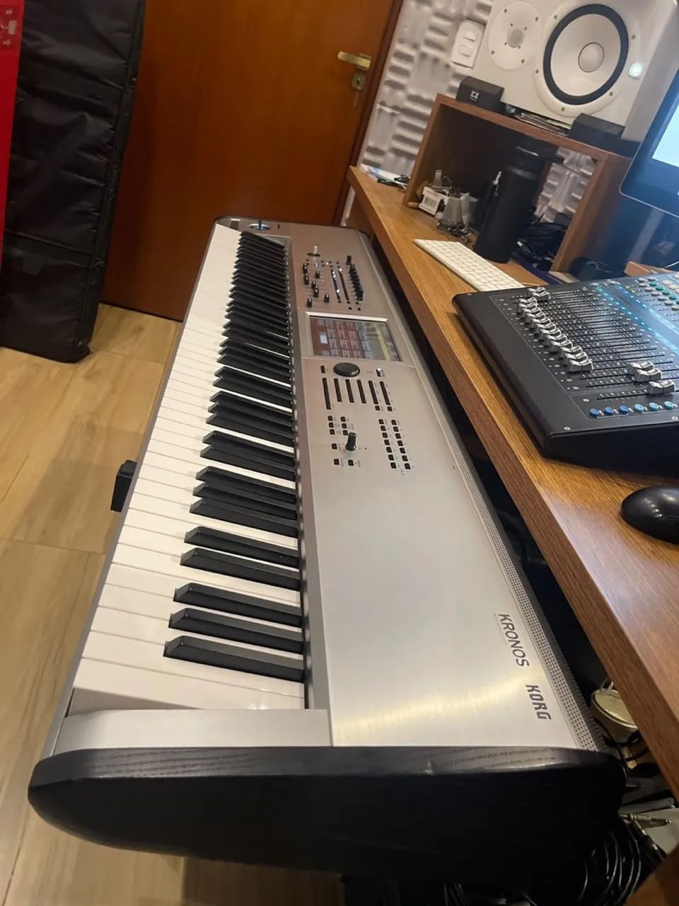Korg Kronos 2 Platinum Edição Limitada  - Foto 2