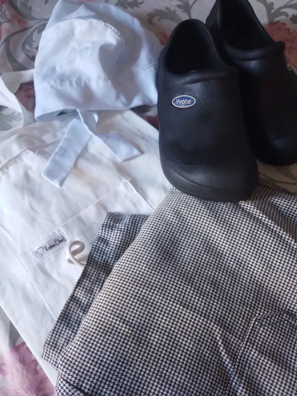 Uniforme gastronomia completo Unit calça xadrez,gorro,babuche e avental