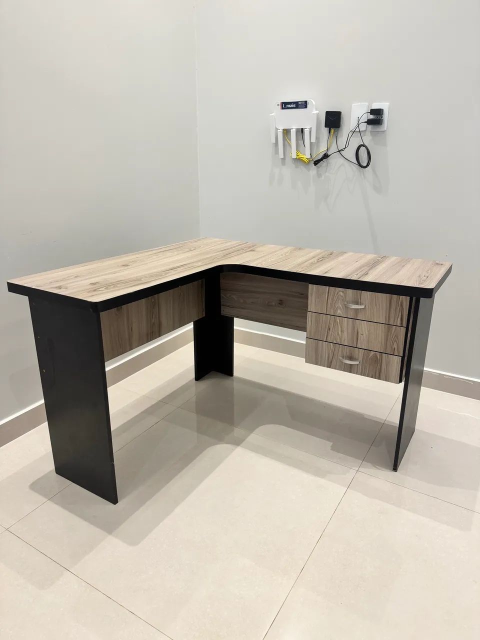 Mesa escritório em ?L? com 3 gavetas 100% MDF