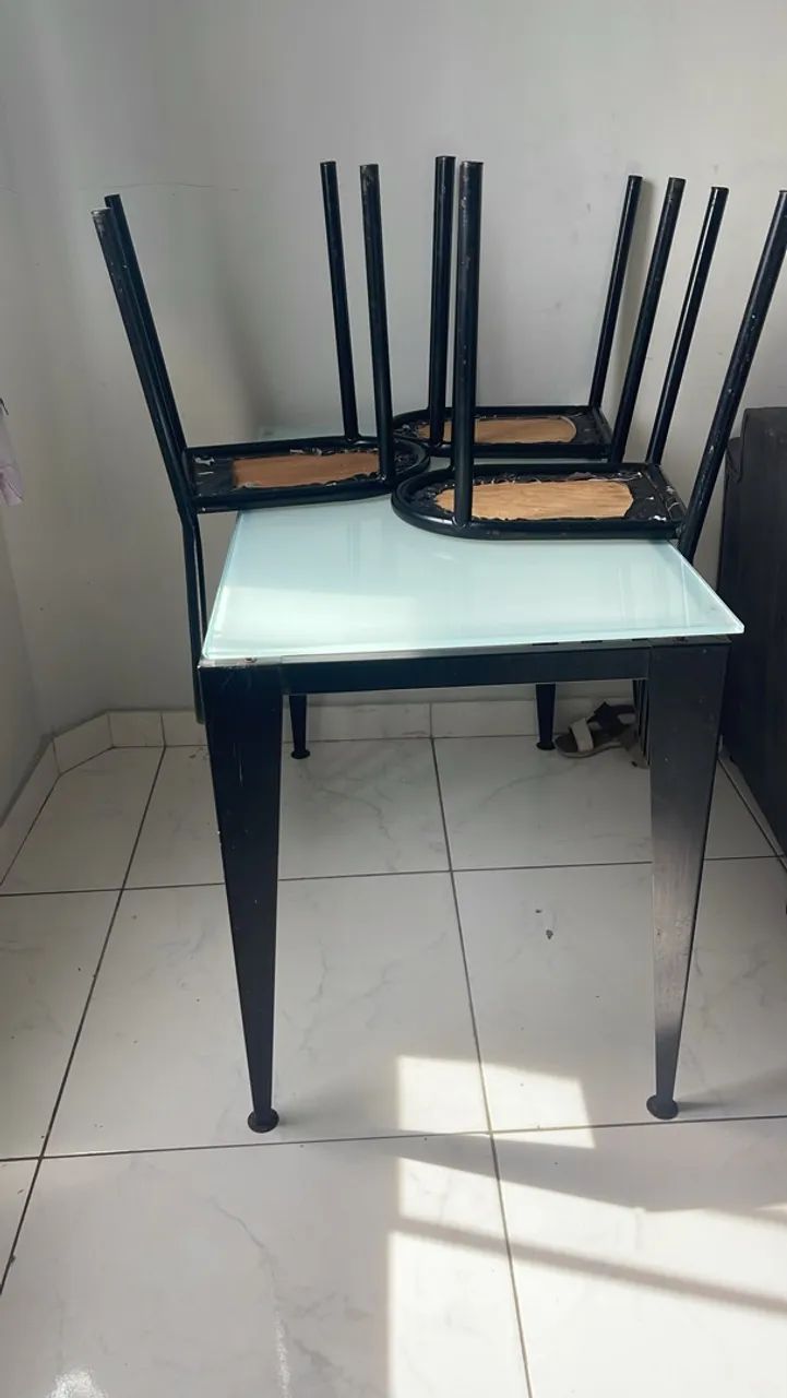 Mesa 4 cadeira de vidro temperado