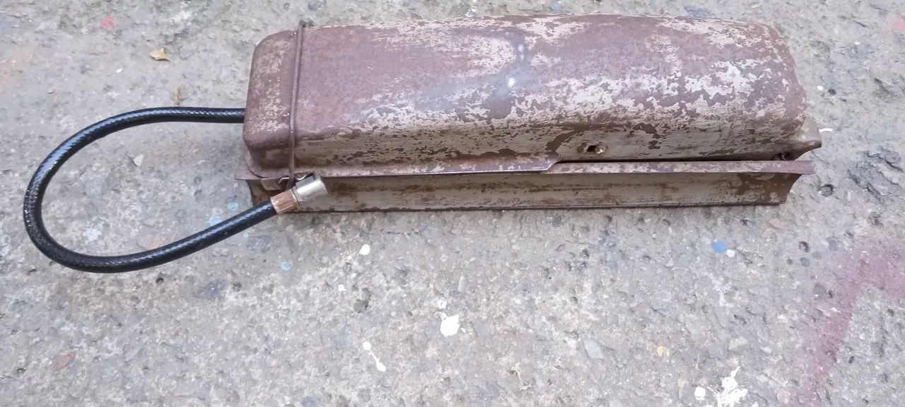 Máquina de encher pneu antiga 