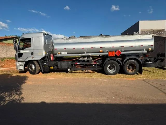 Caminhão Tanque de Combustível. - Foto 4