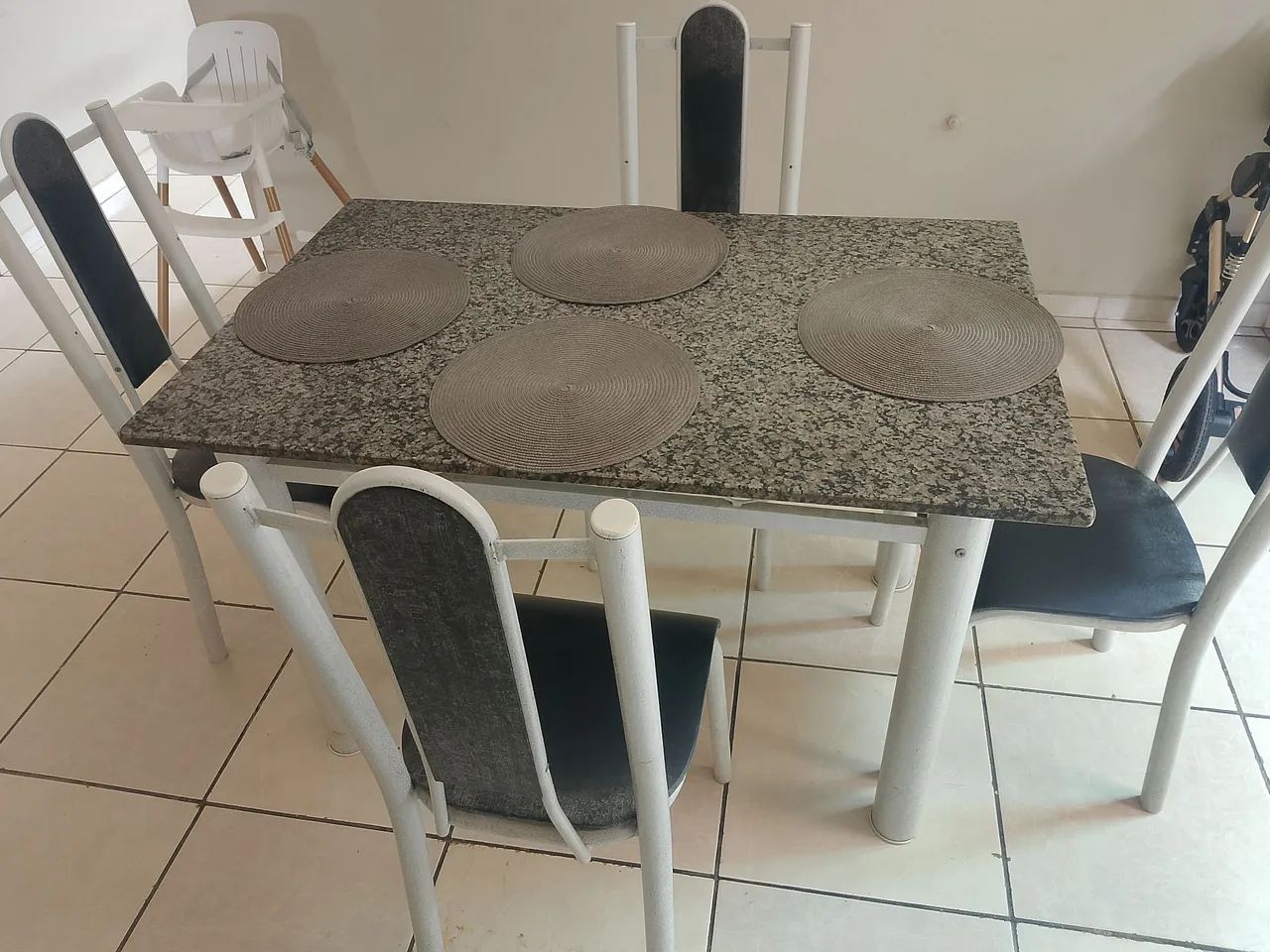 Mesa de mármore com 4 cadeiras  - Foto 3