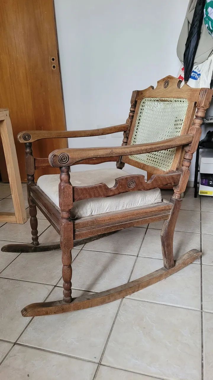 Cadeira de Balanço de Madeira