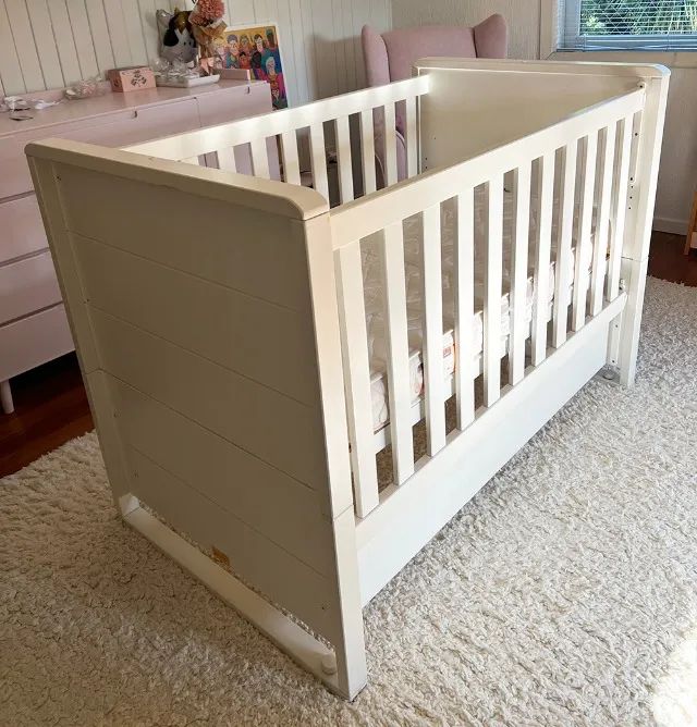 Berço infantil branco de madeira com grade móvel + colchão | INMETRO 