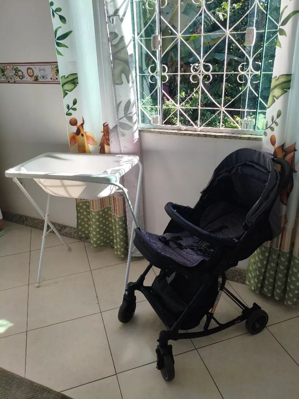 Carrinho de bebê e banheira com suporte 