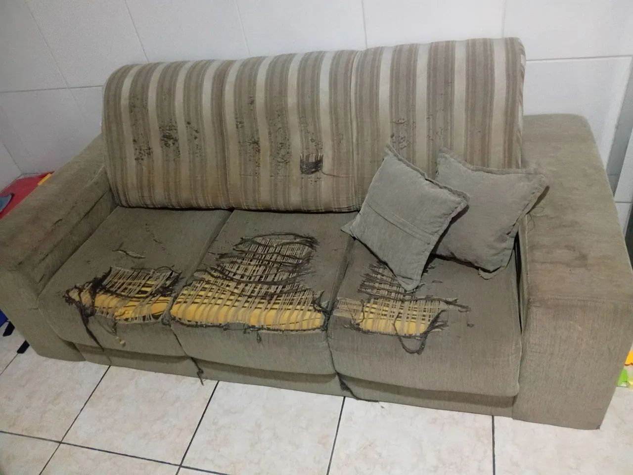 Doação de sofá para reformar.