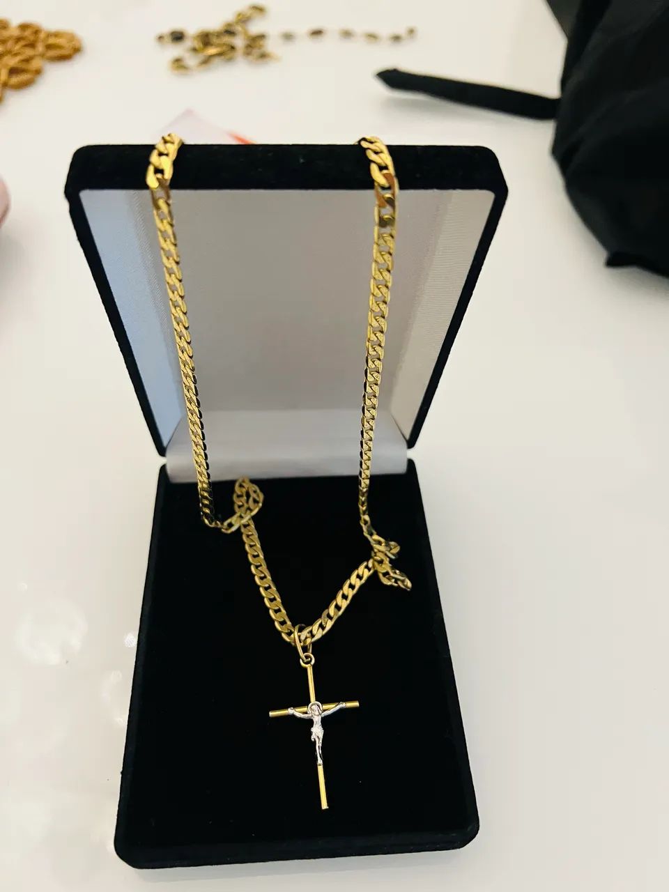 Corrente em aço banhada a ouro com crusifixo 