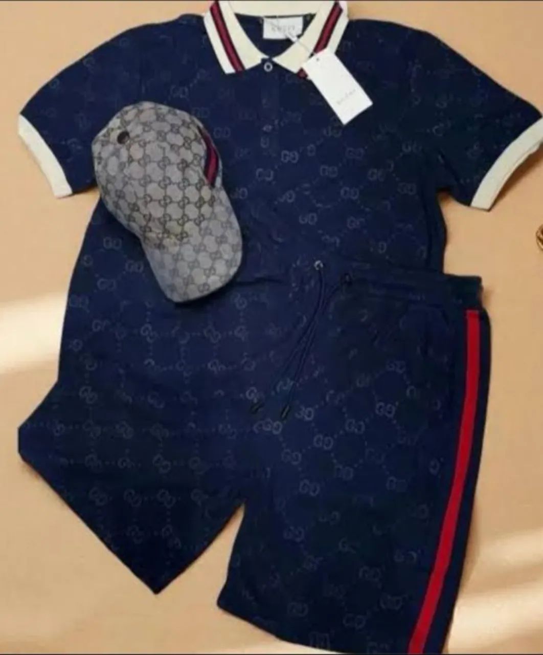 Camisetas e conjunto Gucci 