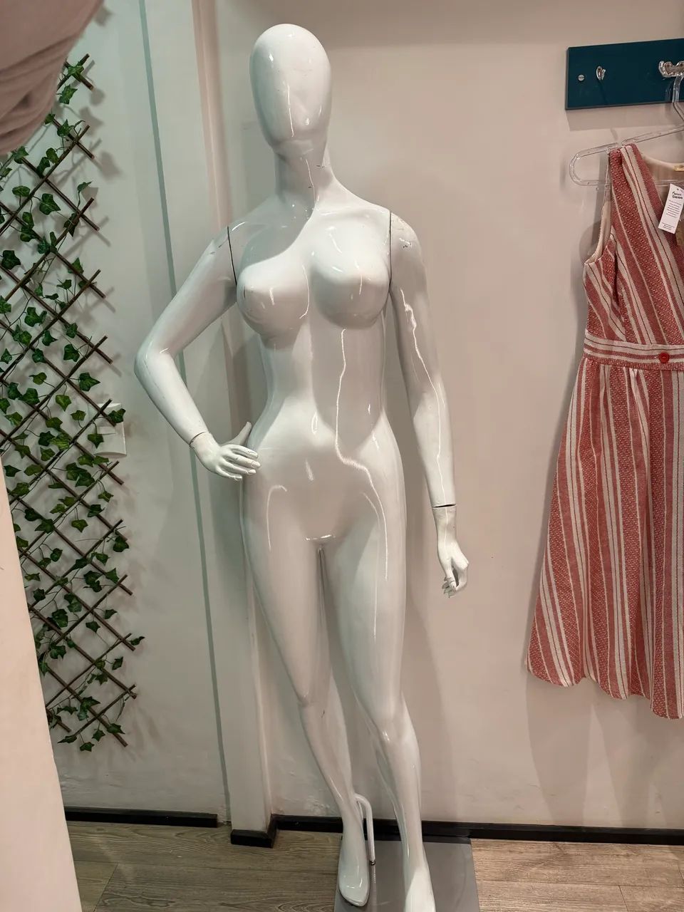 MANEQUIM FEMININO DE FIBRA