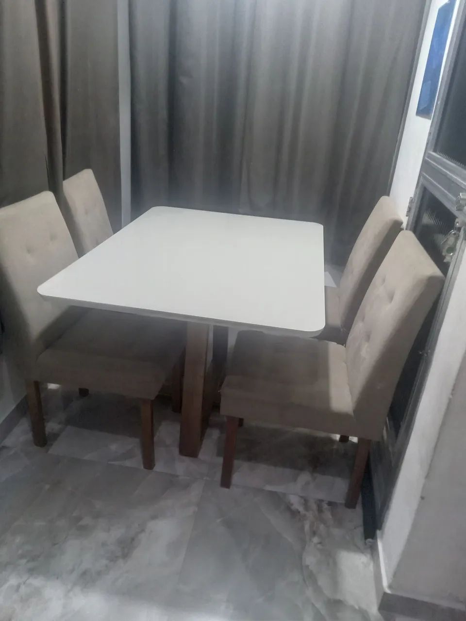 Mesa com 4 cadeiras