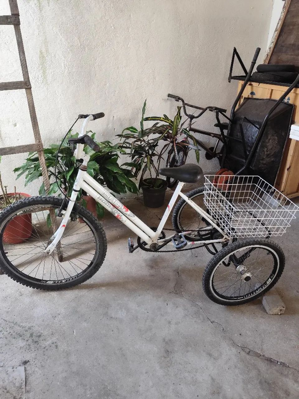uma bicicleta triciclo 