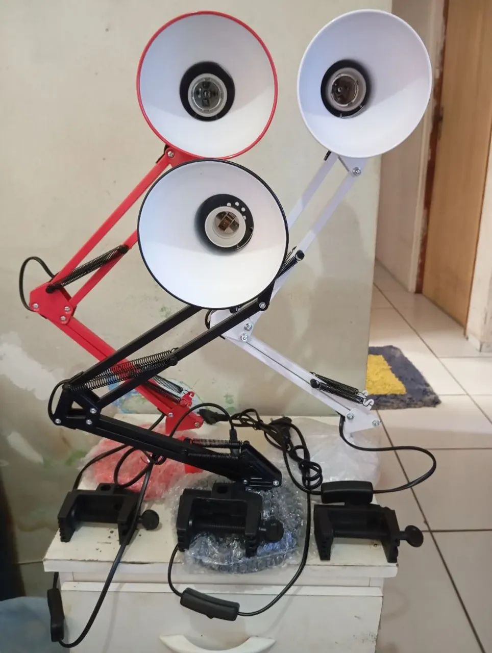Luminária De Mesa Articulada Abajur Pixar Base E Garra - Foto 4