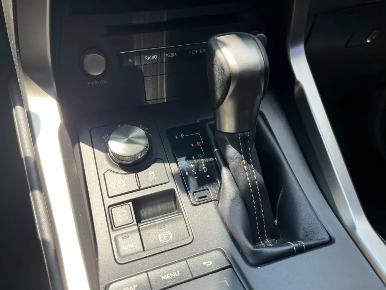 Lexus NX-300 H Luxury 2.5 16V Aut., foto 14 de 17