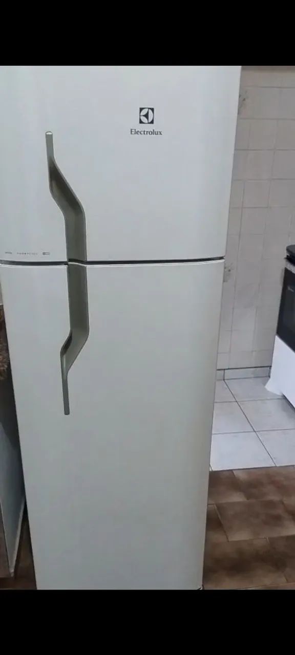 Geladeira Eletrolux Semi nova 