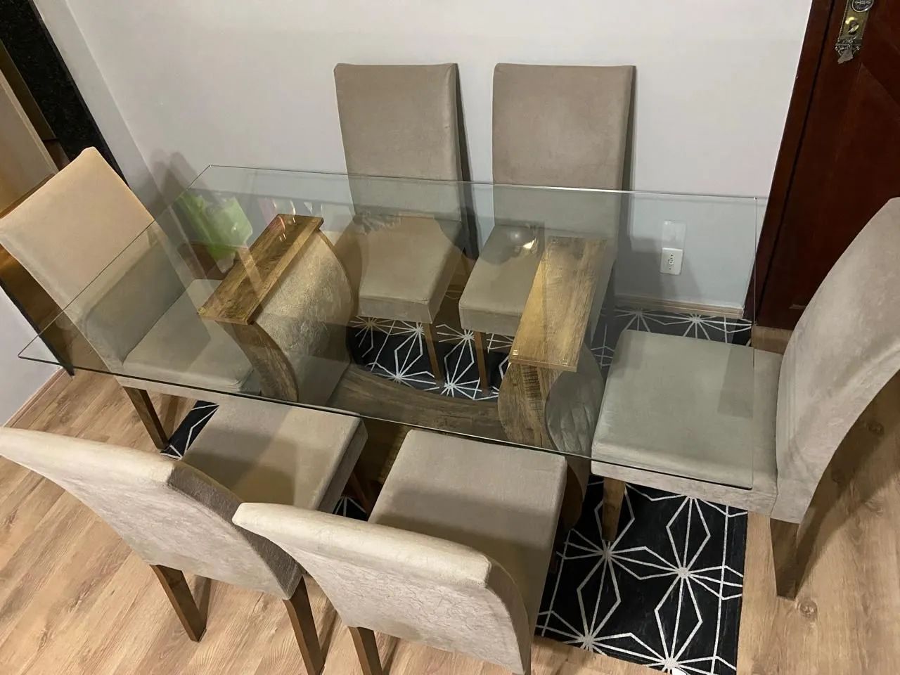 Mesa de vidro com 6 cadeiras 