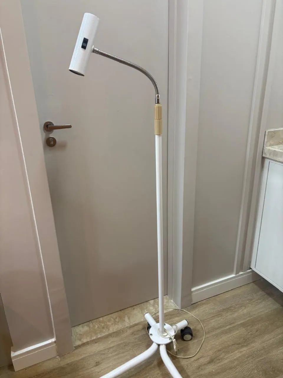 Foco Clínico de Pedestal com Haste Flexível - Foto 2