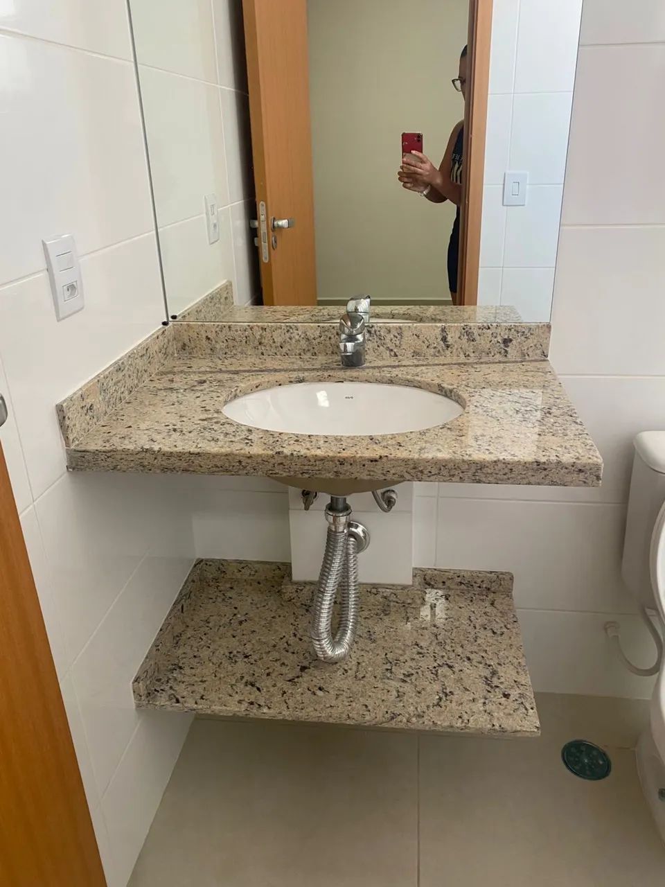 Pia em granito com cuba e aparador 