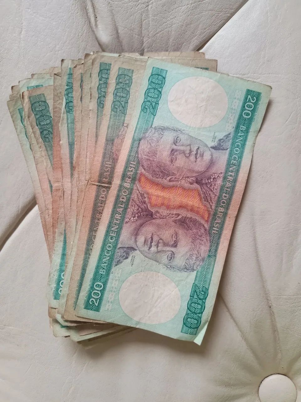 20 notas de 200 cruzeiros 