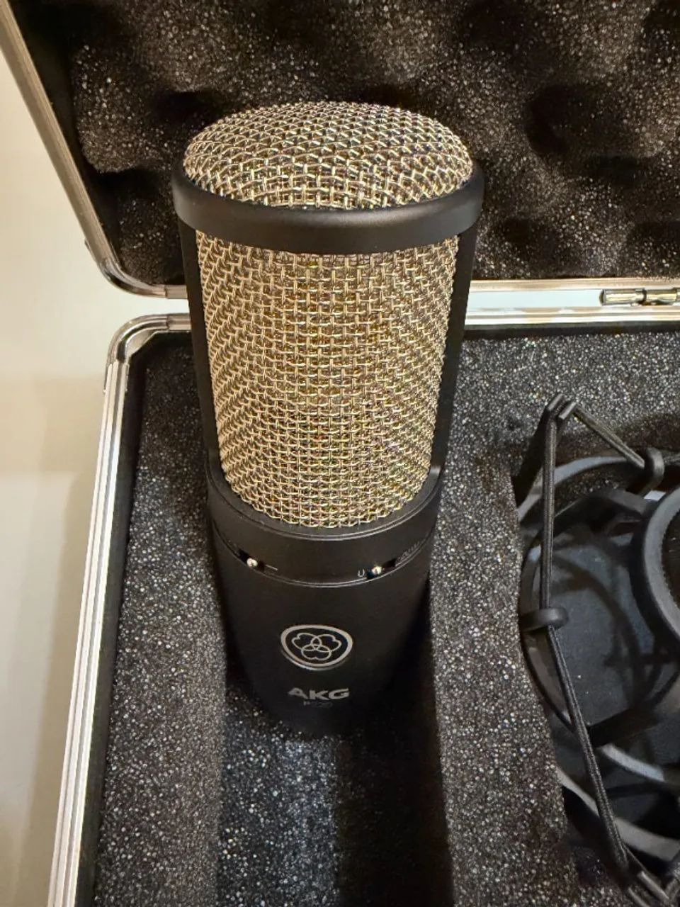 Microfone AKG P220 Condensador + Caixa e Suporte - Foto 3