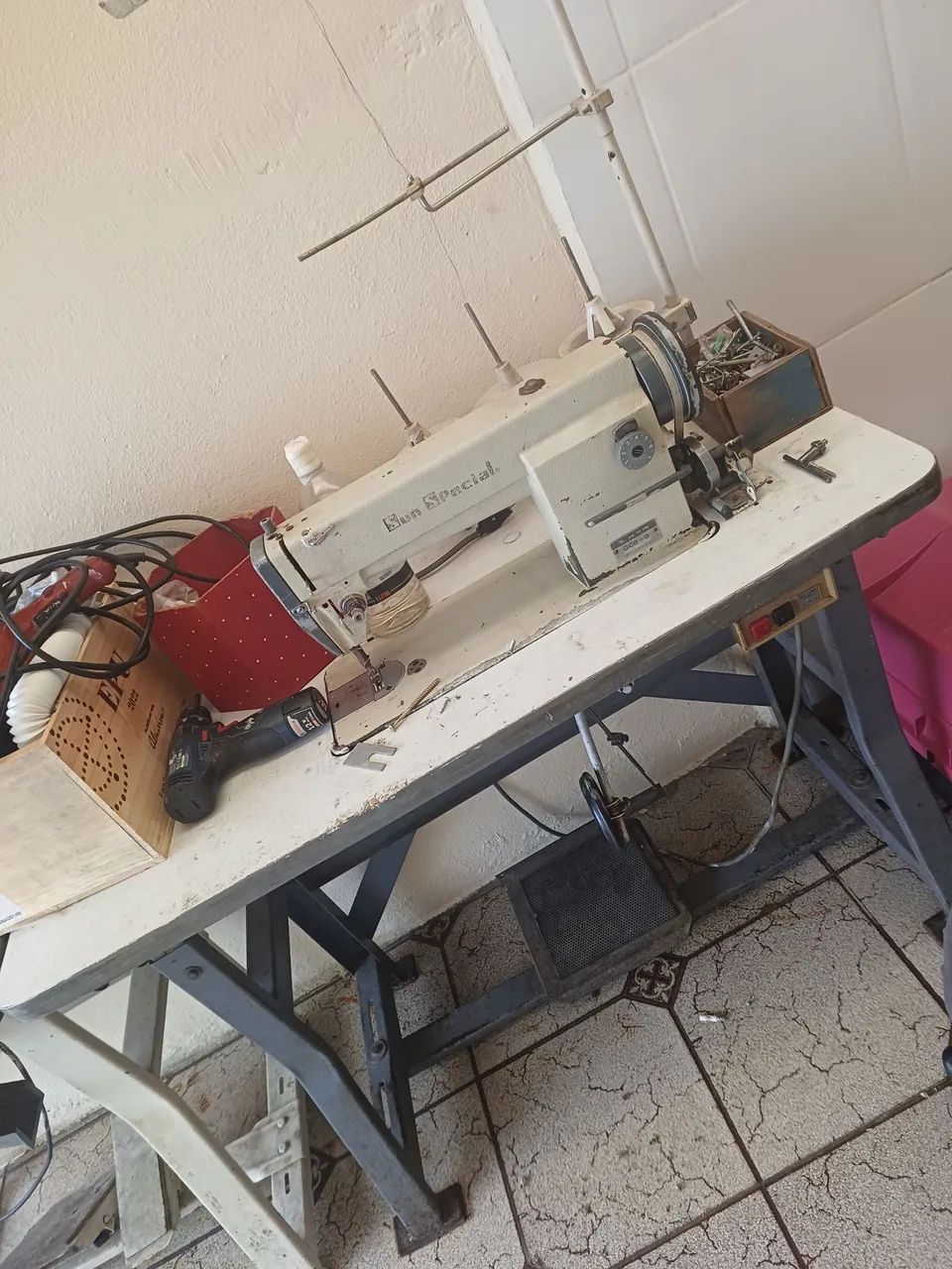 Vendo máquina overlok e reta industrial usado em bom estado e funcionando. 