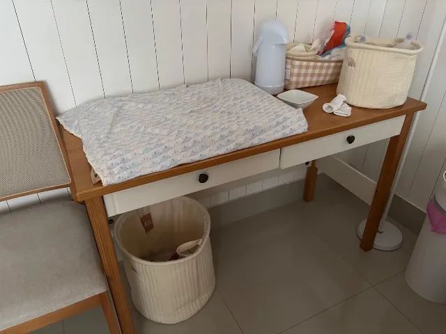 Escrivaninha e trocador 