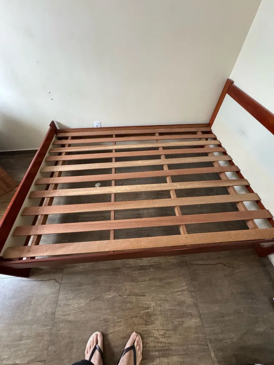 Cama com colchão e mesa de cabeceira  - Foto 4