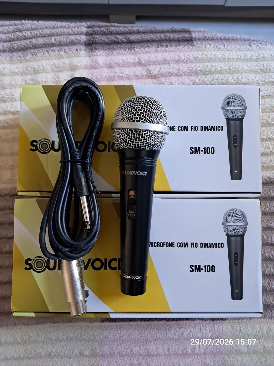 2 microfones com fio, ideal para Karaoke