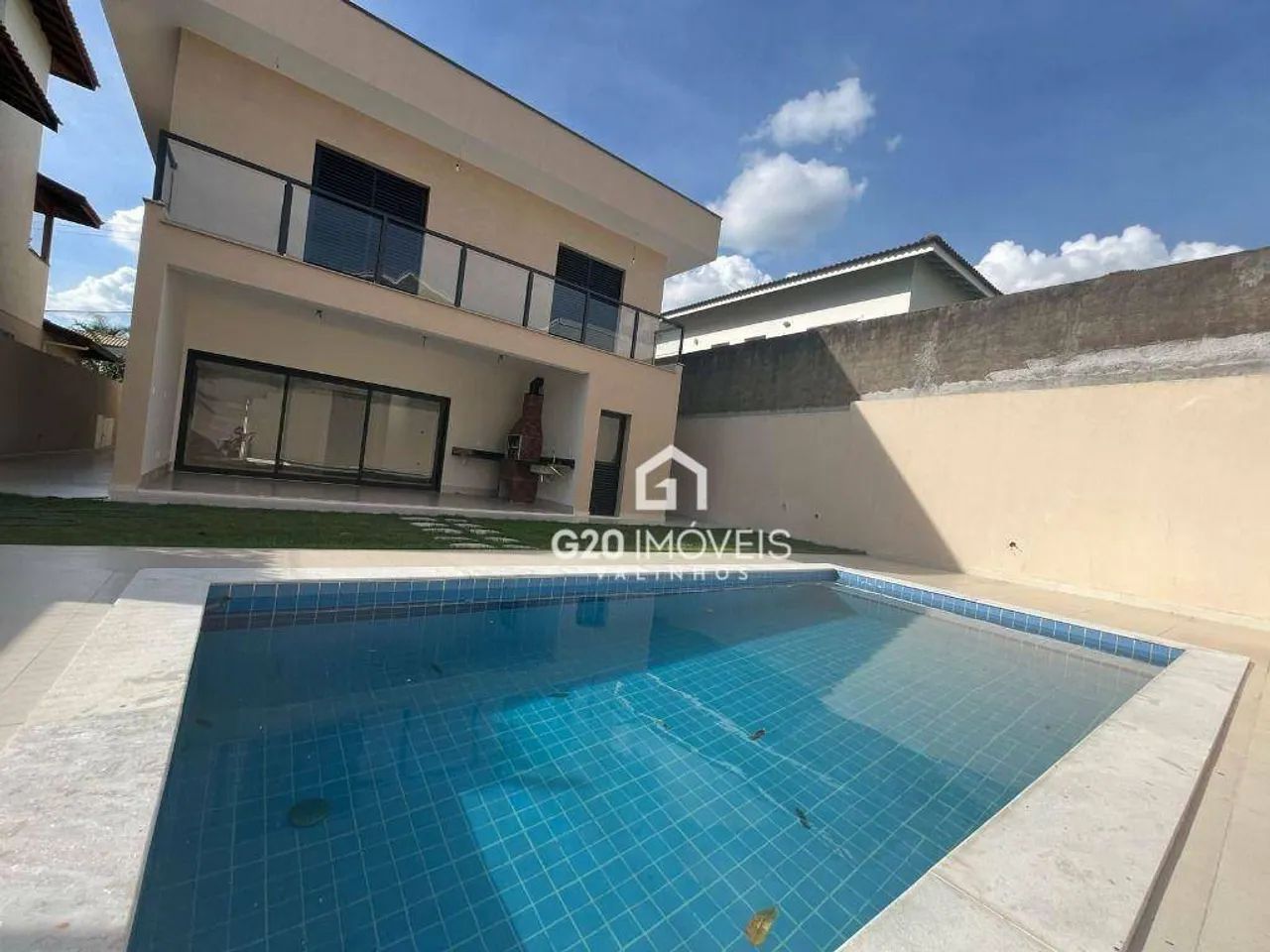 Casa Nova e Ampla à venda em condomínio fechado, Vinhedo.