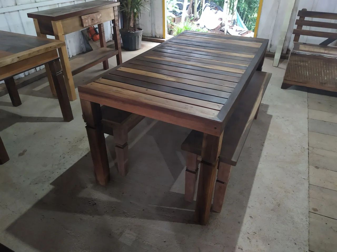 Mesa de madeira com bancos - Foto 3