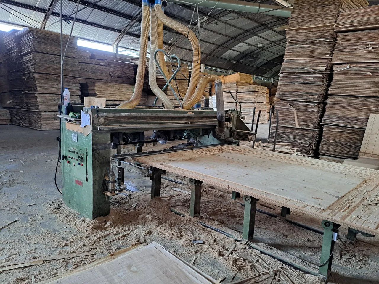 Serra esquadrejadeira de Compensadoas Indumec