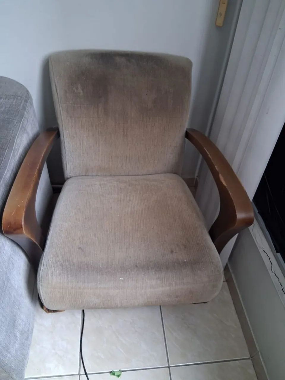 Vendo Sofá com duas Cadeiras Usado - Foto 2