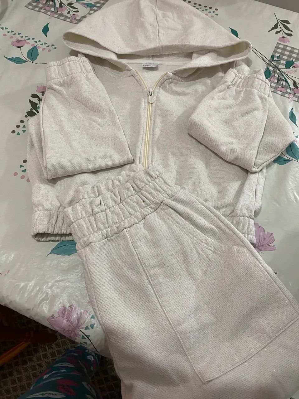 10 blusas  e calça e duas saias fantasias valor 100$ - Foto 3