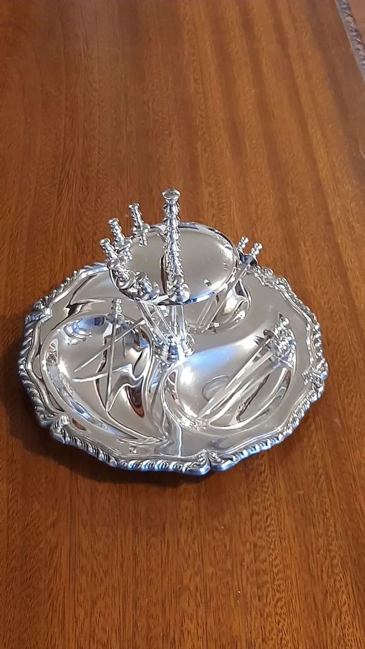 Antiga petisqueira folheada a prata